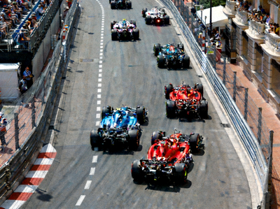 F1摩纳哥大奖赛蒙特卡洛街道赛道鸟瞰图，赛车在狭窄街道飞驰